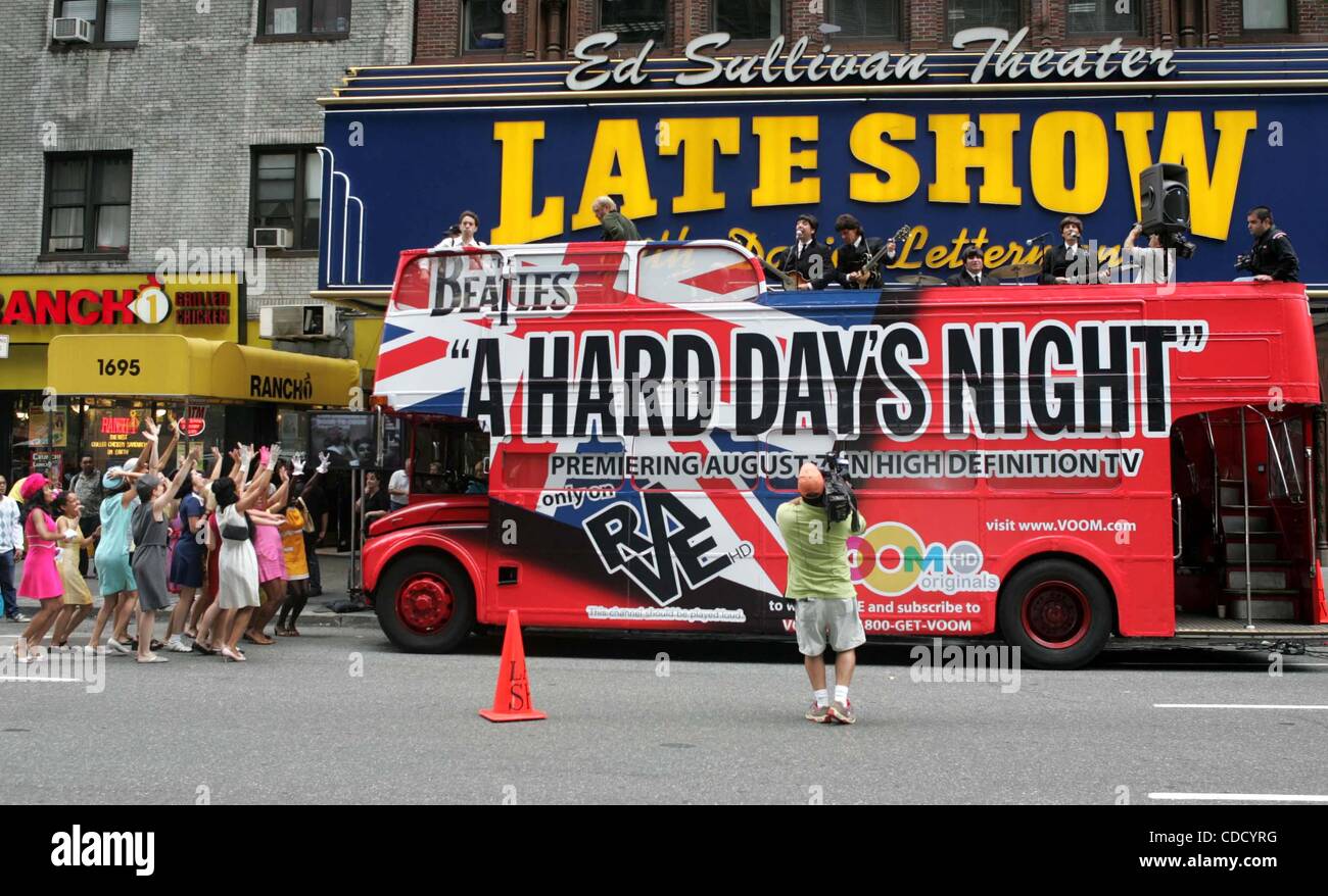 Il 1 gennaio, 2011 - New York New York, Stati Uniti - K38675RM.BEATLES LOOKALIKES ricreare i Fab Four Ed Sullivan Show aspetto per celebrare il 40esimo anniversario di una dura giornata di notte ed esclusiva PREMIERE HD SU RAVE HD Ed Sullivan Theater, New York New York 08/05/2004. / 2004..DOUBLE DECKER BUS(Cr Foto Stock
