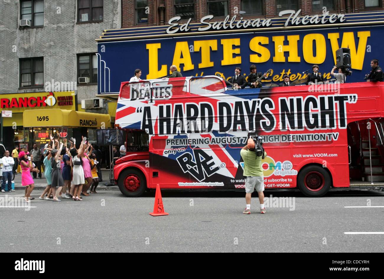 Il 1 gennaio, 2011 - New York New York, Stati Uniti - K38675RM.BEATLES LOOKALIKES ricreare i Fab Four Ed Sullivan Show aspetto per celebrare il 40esimo anniversario di una dura giornata di notte ed esclusiva PREMIERE HD SU RAVE HD Ed Sullivan Theater, New York New York 08/05/2004. / 2004..DOUBLE DECKER BUS(Cr Foto Stock