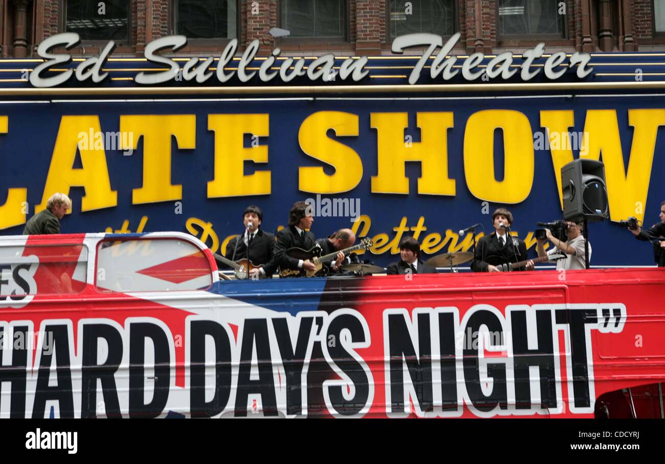 Il 1 gennaio, 2011 - New York New York, Stati Uniti - K38675RM.BEATLES LOOKALIKES ricreare i Fab Four Ed Sullivan Show aspetto per celebrare il 40esimo anniversario di una dura giornata di notte ed esclusiva PREMIERE HD SU RAVE HD Ed Sullivan Theater, New York New York 08/05/2004. / 2004..DOUBLE DECKER BUS(Cr Foto Stock