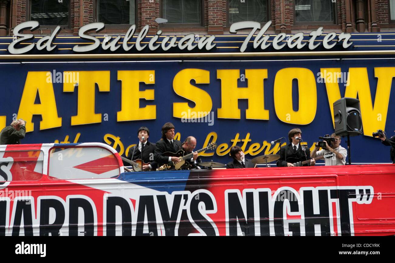 Il 1 gennaio, 2011 - New York New York, Stati Uniti - K38675RM.BEATLES LOOKALIKES ricreare i Fab Four Ed Sullivan Show aspetto per celebrare il 40esimo anniversario di una dura giornata di notte ed esclusiva PREMIERE HD SU RAVE HD Ed Sullivan Theater, New York New York 08/05/2004. / 2004..DOUBLE DECKER BUS(Cr Foto Stock