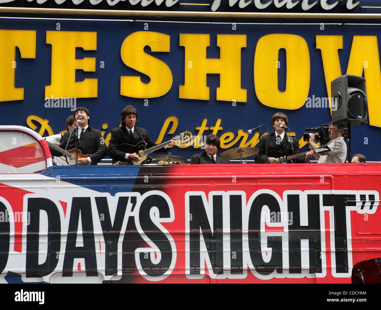 Il 1 gennaio, 2011 - New York New York, Stati Uniti - K38675RM.BEATLES LOOKALIKES ricreare i Fab Four Ed Sullivan Show aspetto per celebrare il 40esimo anniversario di una dura giornata di notte ed esclusiva PREMIERE HD SU RAVE HD Ed Sullivan Theater, New York New York 08/05/2004. / 2004..DOUBLE DECKER BUS(Cr Foto Stock