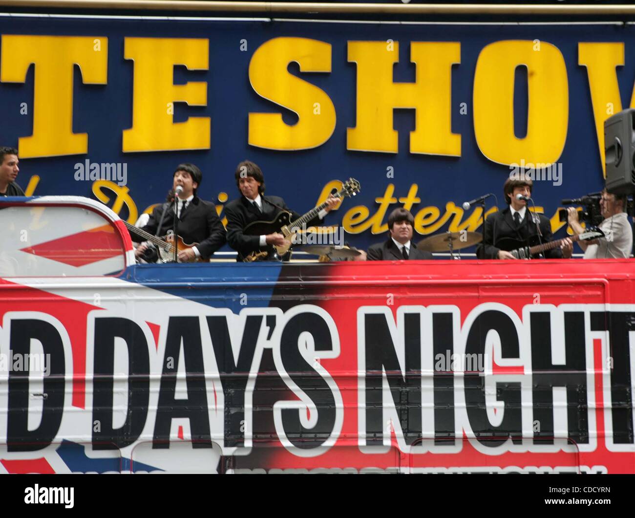 Il 1 gennaio, 2011 - New York New York, Stati Uniti - K38675RM.BEATLES LOOKALIKES ricreare i Fab Four Ed Sullivan Show aspetto per celebrare il 40esimo anniversario di una dura giornata di notte ed esclusiva PREMIERE HD SU RAVE HD Ed Sullivan Theater, New York New York 08/05/2004. / 2004..DOUBLE DECKER BUS(Cr Foto Stock