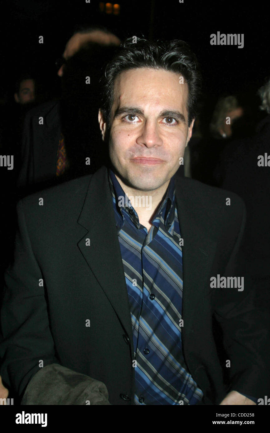 Il 1 gennaio, 2011 - New York New York, Stati Uniti - K29388RM SD02/27/2003.apertura notturna di Take Me Out al WALTER KERR Theatre, NYC.. / 2003..MARIO CANTONE(Immagine di credito: Â© Rick Mackler/Globe foto/ZUMAPRESS.com) Foto Stock