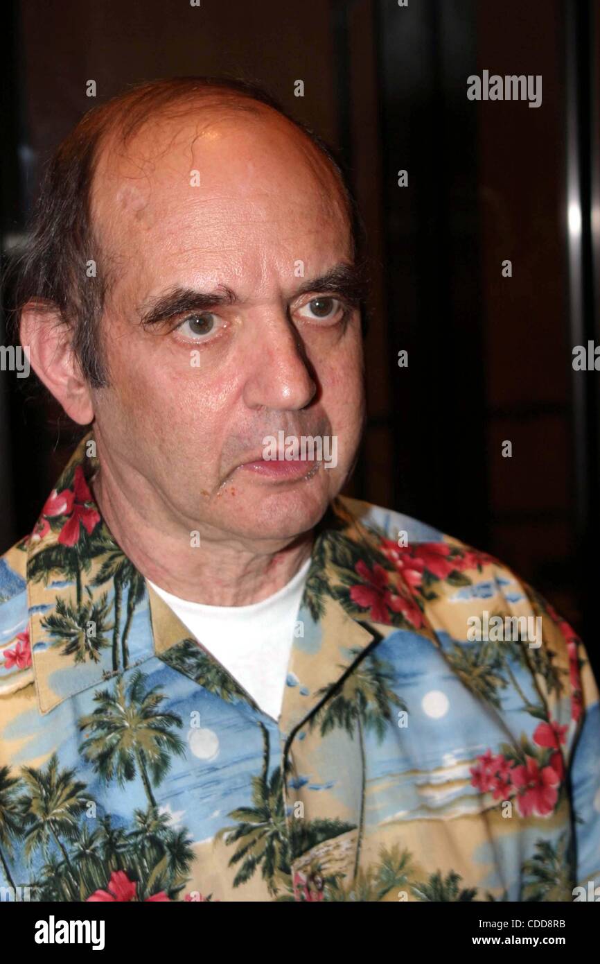 Il 1 gennaio, 2011 - New York New York, Stati Uniti - K32550RM HARVEY PEKAR LASCIANDO LA HOWARD STERN SHOW NEW YORK New York 09/05/2003.(Immagine di credito: Â© Rick Mackler/Globe foto/ZUMAPRESS.com) Foto Stock