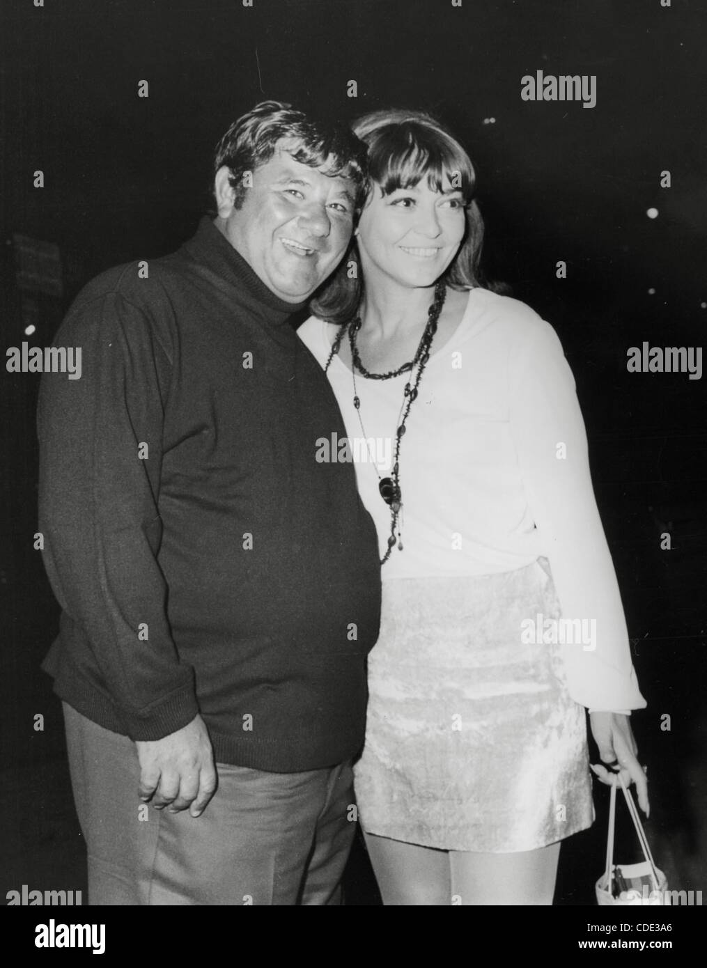 Il 1 gennaio, 2011 - Hollywood, California, Stati Uniti - BUDDY HACKETT.e la moglie Sherry a ridere-IN PARTE PRESSO LA FABBRICA. / / BUDDYHACKETTRETRO(Immagine di credito: Â© Phil Roach/Globe foto/ZUMAPRESS.com) Foto Stock