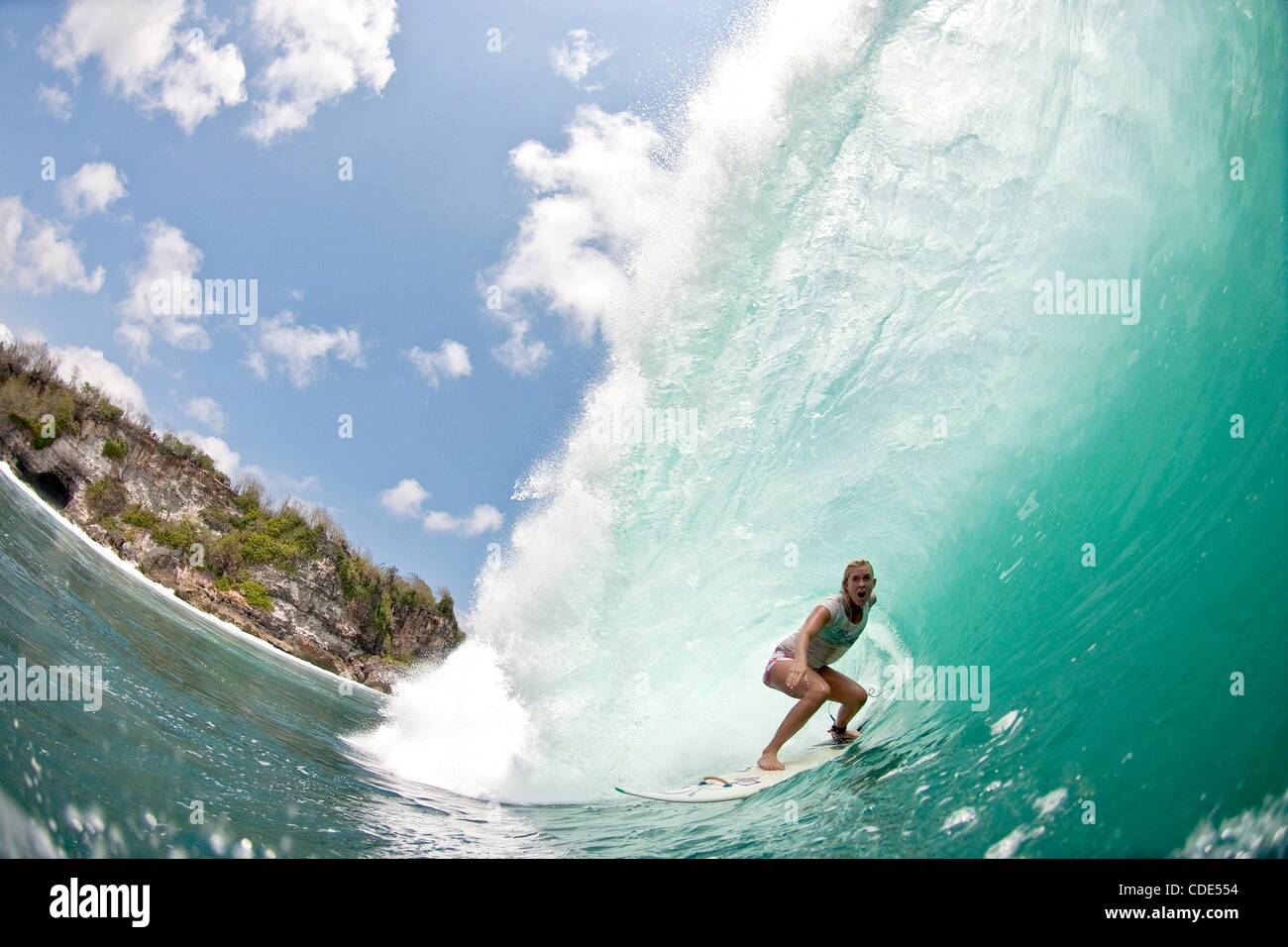 Feb 14, 2011 - Bali, Indonesia - 'Soul Surfer" il film ispiratore è basato sulla autobiografia di 19-anno-vecchio campione del surfista BETHANY HAMILTON, che per oltre sei anni, ha sfidato tutte le probabilità di competere e vincere i campionati professionali dopo aver perso il suo braccio in un squalo attacca all'età di tredici anni. PICT Foto Stock