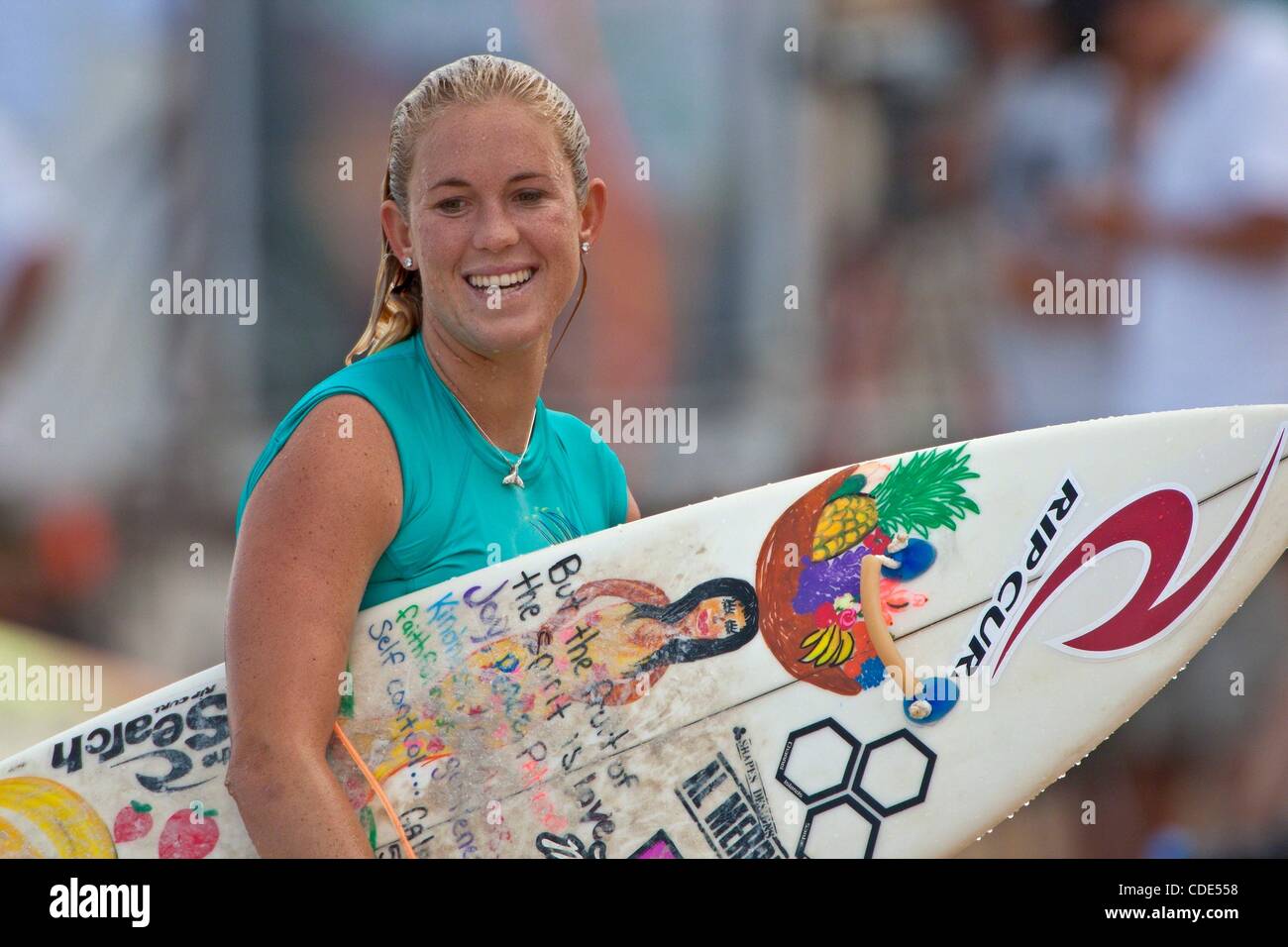 Feb 14, 2011 - Teahupoo, Tahiti - 'Soul Surfer" il film ispiratore è basato sulla autobiografia di 19-anno-vecchio campione del surfista BETHANY HAMILTON, che per oltre sei anni, ha sfidato tutte le probabilità di competere e vincere i campionati professionali dopo aver perso il suo braccio in un squalo attacca all'età di tredici anni. PI Foto Stock