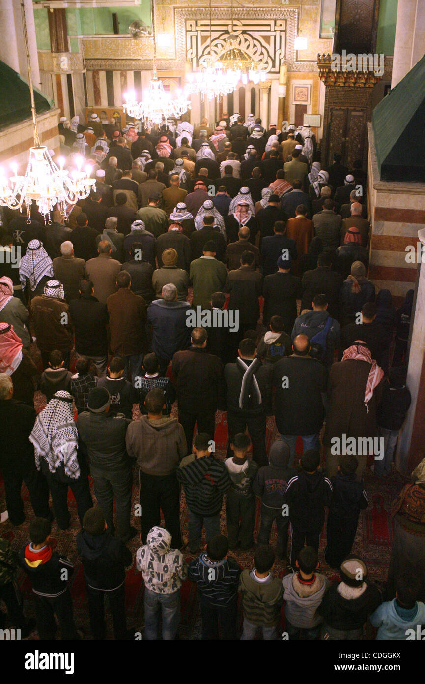 Palestinesi prendere parte in moschea Ibrahimi come essi marzo in una processione per contrassegnare la nascita anniversario dell Islam il profeta Maometto, in Cisgiordania città di Hebron Martedì, Febbraio 16, 2011. Musulmani festeggia Profeta Maometto il compleanno in tutto il mondo ogni anno il dodicesimo Rabi-ul-Awal mese sul Foto Stock