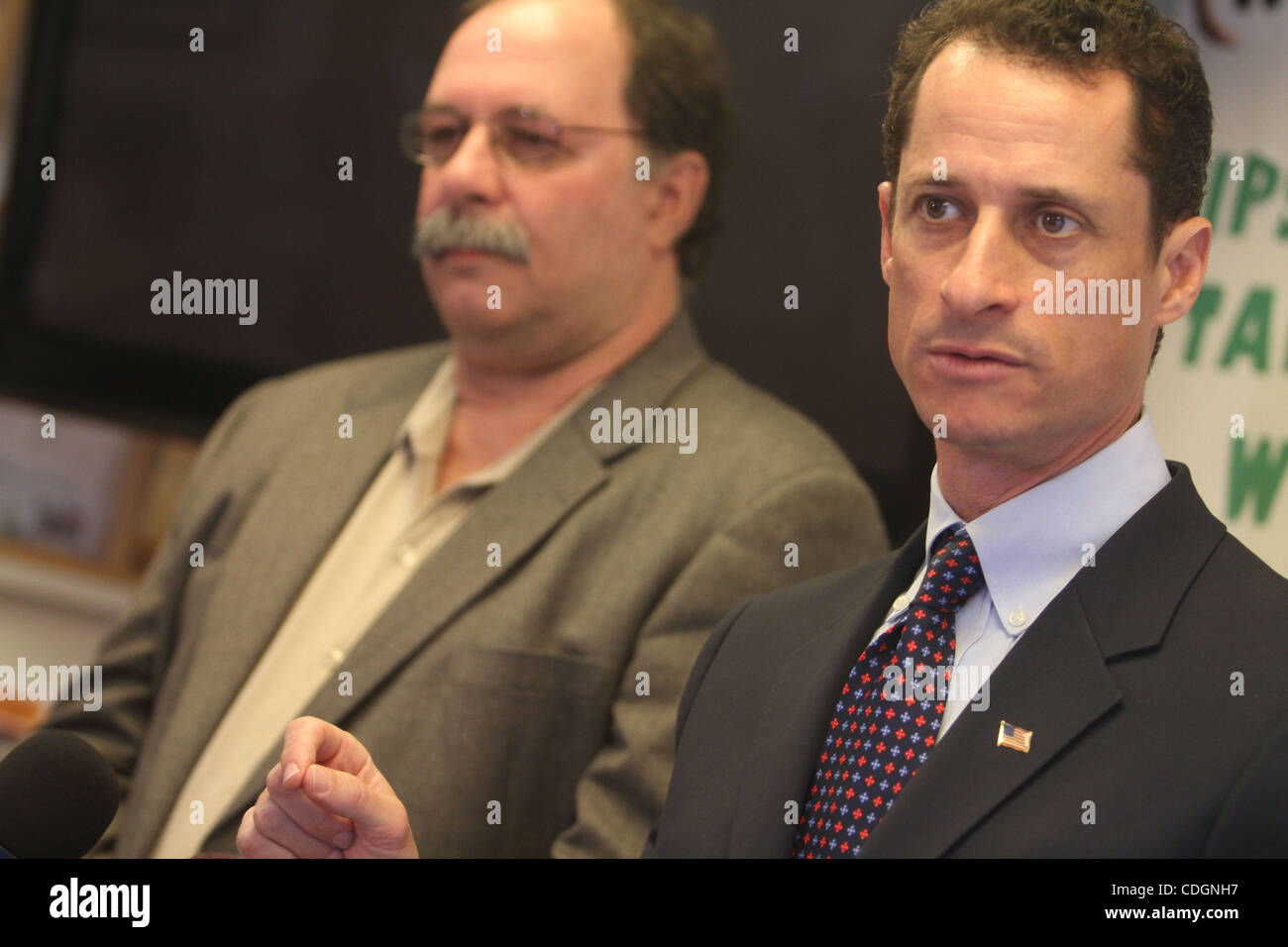 Noi sost. Anthony Weiner è unita da un New Yorker, Charles Seideman, 59 nel corso di una conferenza stampa che Casa Bianca i repubblicani voterà per abrogare il punto di riferimento della riforma sanitaria legislazione che possa prevenire oltre 1.2 milioni di newyorkesi di ricevere l'assicurazione di base di costo e la città di $3 b Foto Stock