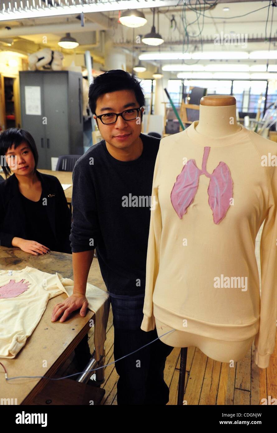 Gen 18, 2011 - Manhattan, New York, Stati Uniti - NYU Tisch School per le arti studenti laureati Nien Lam e denunciare le Ong hanno creato chimicamente sensibile t-shirts. La t-shirt, dotate di rendering di un cuore o polmoni si illuminano quando esposti a monossido di carbonio. La t-shirt funzione tess termocromico Foto Stock