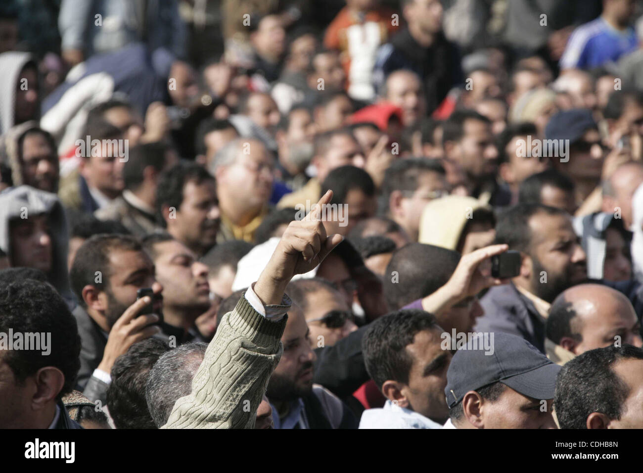 Dimostranti egiziani si riuniranno presso la piazza Tahrir al Cairo, capitale dell Egitto, Febbraio 2, 2011. Gli scontri sono scoppiati il mercoledì nella piazza principale del Cairo tra sostenitori e oppositori di sfortunati Presidente Hosni Mubarak, secondo i resoconti dei mass media. Foto di Karam Nasser Foto Stock