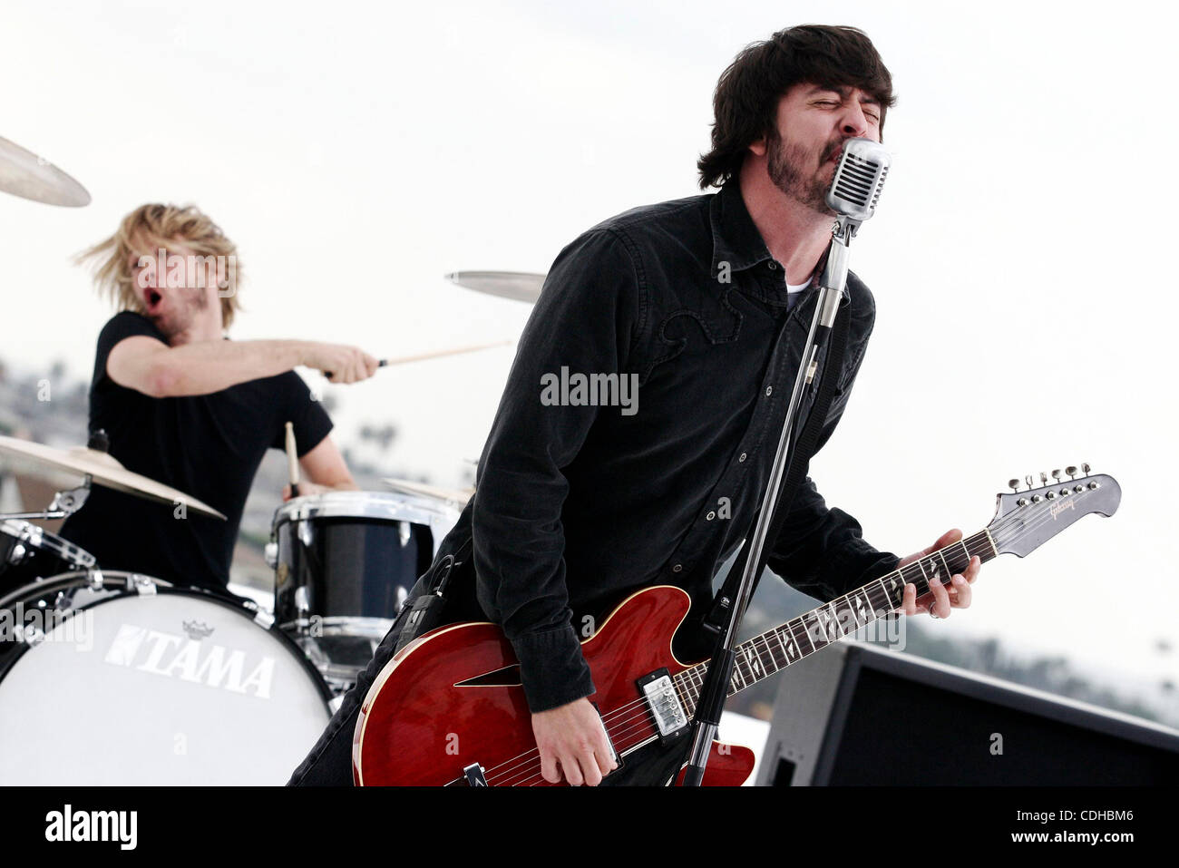 Feb 02, 2011 - Los Angeles, California, Stati Uniti - DAVE GROHL E TAYLOR HAWKINS dei Foo Fighters durante la registrazione di video in location privata a Los Angeles. (Credito Immagine: © Brian Lowe/ZUMAPRESS.com) Foto Stock