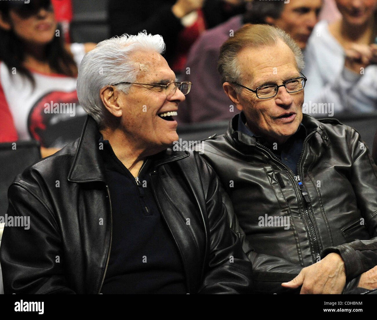 Febbraio 2, 2011 - Los Angeles, California, Stati Uniti - LARRY KING (R) orologi come Los Angeles Clippers ospitano i Chicago Bulls alla Staples Center. I tori battere la Clippers 106-88. (Credito Immagine: © Giovanni verde/Cal Sport Media/ZUMAPRESS.com) Foto Stock