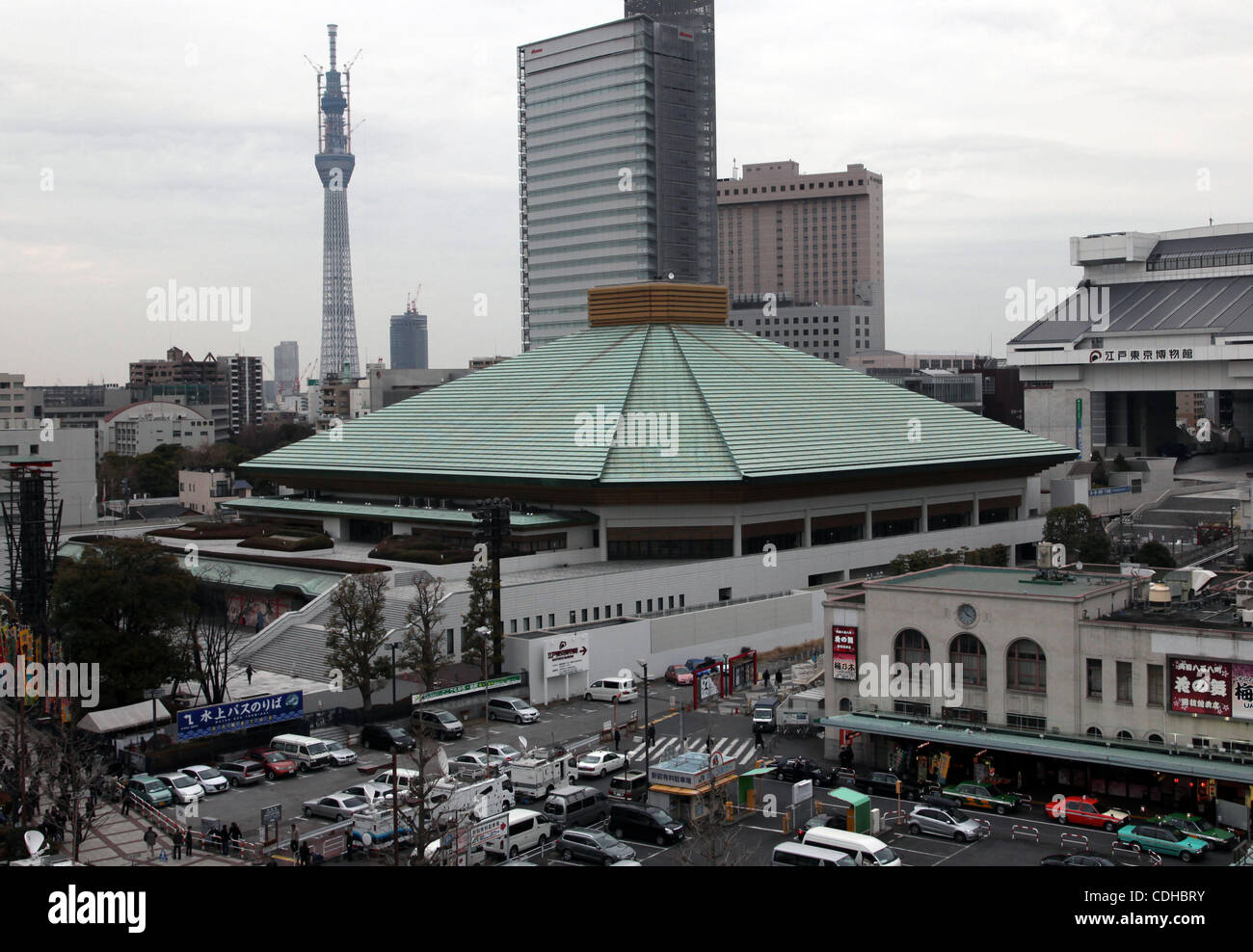 Febbraio 2, 2011 - Tokyo, Giappone - vista generale di Ryogoku Kokugikan il 2 febbraio 2011 a Tokyo, Giappone. Radici di sumo in Giappone nativo di religione scintoista che risale a 1.500 anni e professionale lottatori di sumo recentemente ammesso che fissa in combattimento per la prima volta. (Credito Immagine: © Jana premere/ZUMAPRESS.com) Foto Stock