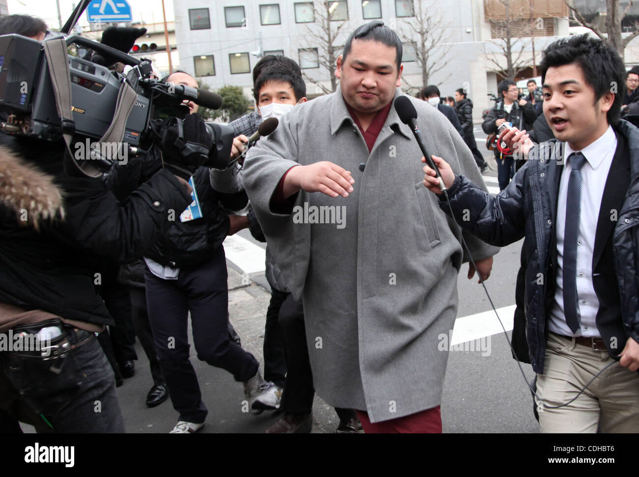 Febbraio 2, 2011 - Tokyo, Giappone - lottatore di Sumo è visto all'arrivo al Ryogoku Kokugikan il 2 febbraio 2011 a Tokyo, Giappone. Radici di sumo in Giappone nativo di religione scintoista che risale a 1.500 anni e professionale lottatori di sumo recentemente ammesso che fissa in combattimento per la prima volta. (Credito Immagine: © Jan Foto Stock