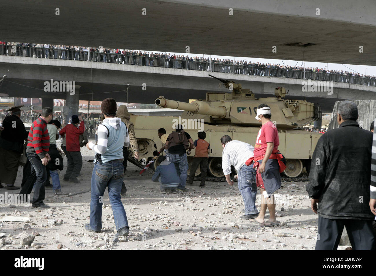 I dimostranti egiziani sono visti in ed intorno a piazza Tahrir, come sostenitori e oppositori del Presidente egiziano Hosni Mubarak si scontrano in alcune parti della piazza, il Cairo, capitale dell Egitto, Febbraio 3, 2011. Esercito egiziano sembrava essere il tentativo di impostare una linea per separare la pro-governo e opposizione manifestanti in Foto Stock