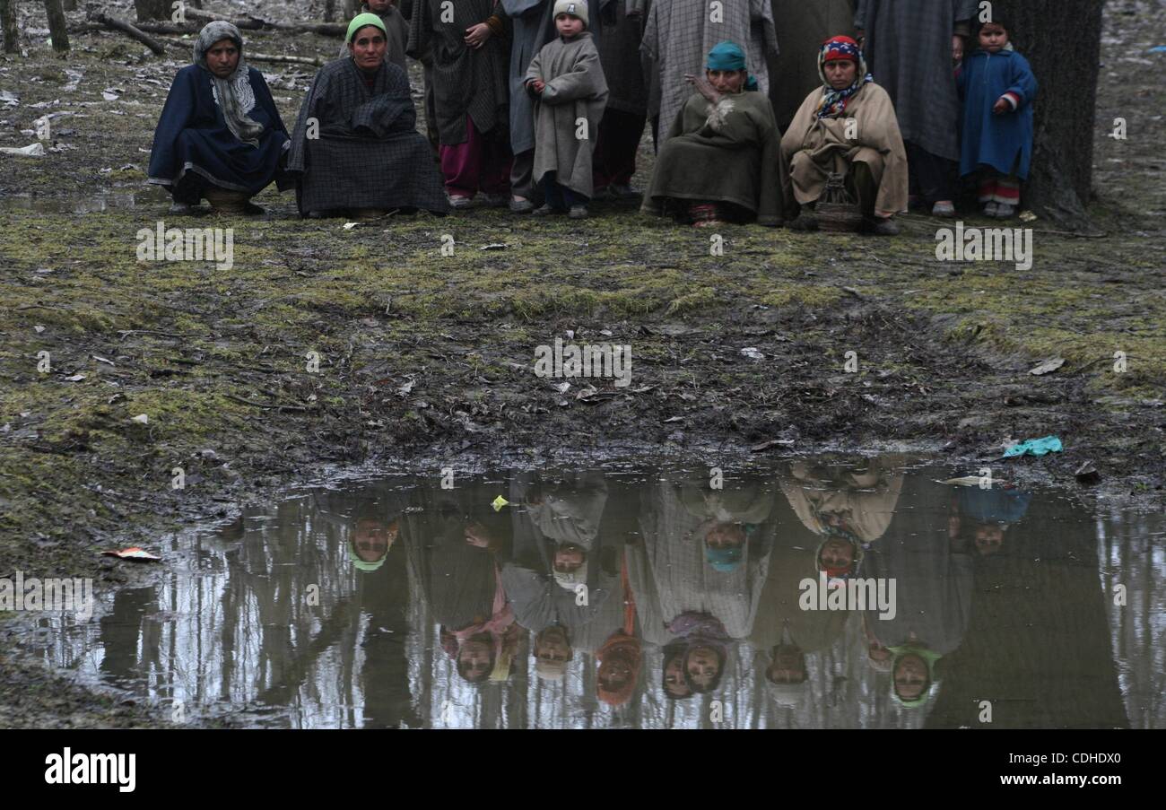 Feb 04, 2011 - Srinagar Kashmir India Kashmir - donne e bambini guardare il funerale preghiere di Manzoor Magray a Chogal village di Kupwara Handwara della città, a nord di Srinagar, la capitale estiva del Kashmir in India. Migliaia di persone hanno protestato nel Kashmir indiano sabato contro l uccisione di un Foto Stock