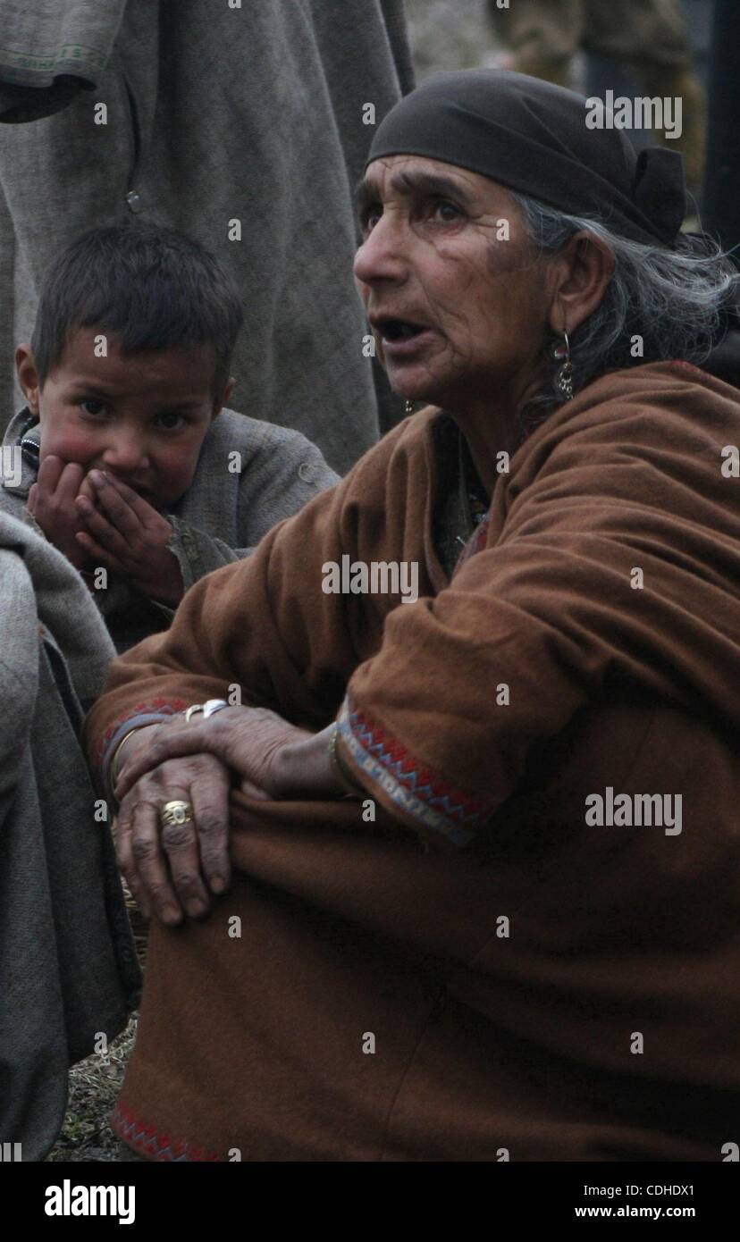 Feb 04, 2011 - Srinagar Kashmir India Kashmir - donne e bambini guardare il funerale preghiere di Manzoor Magray a Chogal village di Kupwara Handwara della città, a nord di Srinagar, la capitale estiva del Kashmir in India. Migliaia di persone hanno protestato nel Kashmir indiano sabato contro l uccisione di Foto Stock