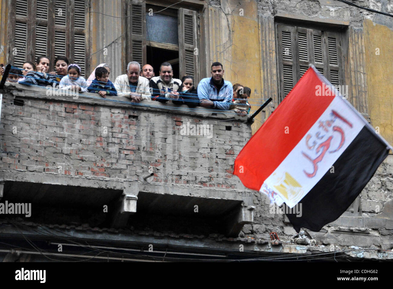 Gli egiziani guardare dal loro balcone a manifestanti durante una manifestazione di protesta chiamata 'Sunday dei martiri' in Alessandria, Egitto, 06 febbraio 2011. Proteste contro il governo è entrato nella sua XIII GIORNATA dritto in Egitto, come soluzioni venivano rimuginassero a portare ad un power shift alla fine del paese paralysi politico Foto Stock