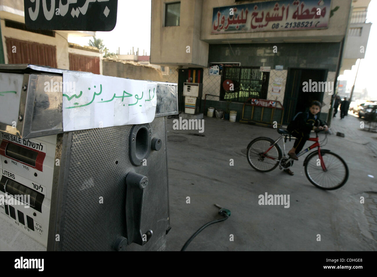 Un ragazzo palestinese cavalca la sua bicicletta vicino ad una stazione di benzina a Rafah, sud della striscia di Gaza nel mese di febbraio, 06, 2011. Stazioni di carburante nella Striscia di Gaza libero di combustibile, a causa della sospensione della linea carburante attraverso il tunnel di confine tra Egitto e la striscia di Gaza a causa del caldo eventi in Cairo. Foto di Abed Rahim Khatib Foto Stock