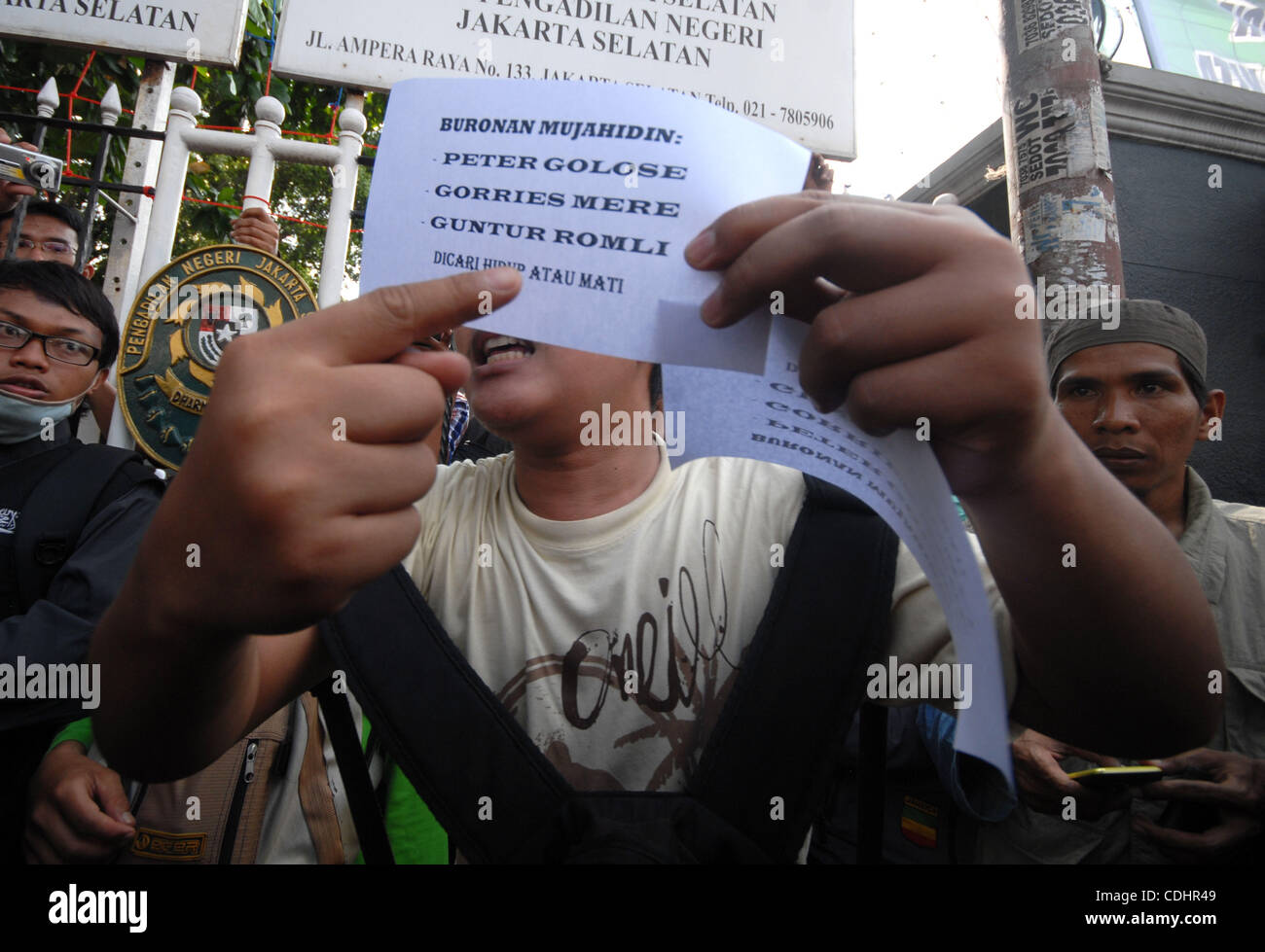 I sostenitori del radicale indonesiano chierico musulmano Abu Bakar Baasyir nella corte di Jakarta, Indonesia. Febbraio 10, 2011. Baasyir, 72, rivolta verso la pena di morte per il reato di terrorismo tasse, è accusato di sette conta di terrorismo relativi a una formazione paramilitare camp che è stato scoperto nel febbraio scorso nella provincia di Aceh Foto Stock