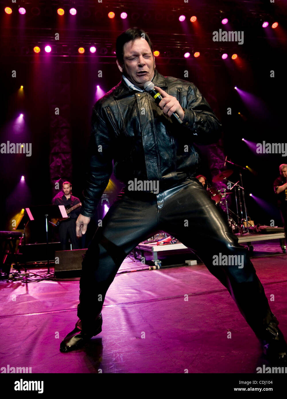 Feb.13, 2011 - Tampa, Florida, Stati Uniti d'America - DANNY FISHER, dal New Port Richey, Florida, canta "68 Medley" al 2011 Elvis stravaganza Finali Nazionali, detenute per il quinto anno consecutivo alla Florida State Fair. Concorso regionale dai vincitori attraverso gli Stati Uniti si sono riuniti per gareggiare qui per contanti e Foto Stock