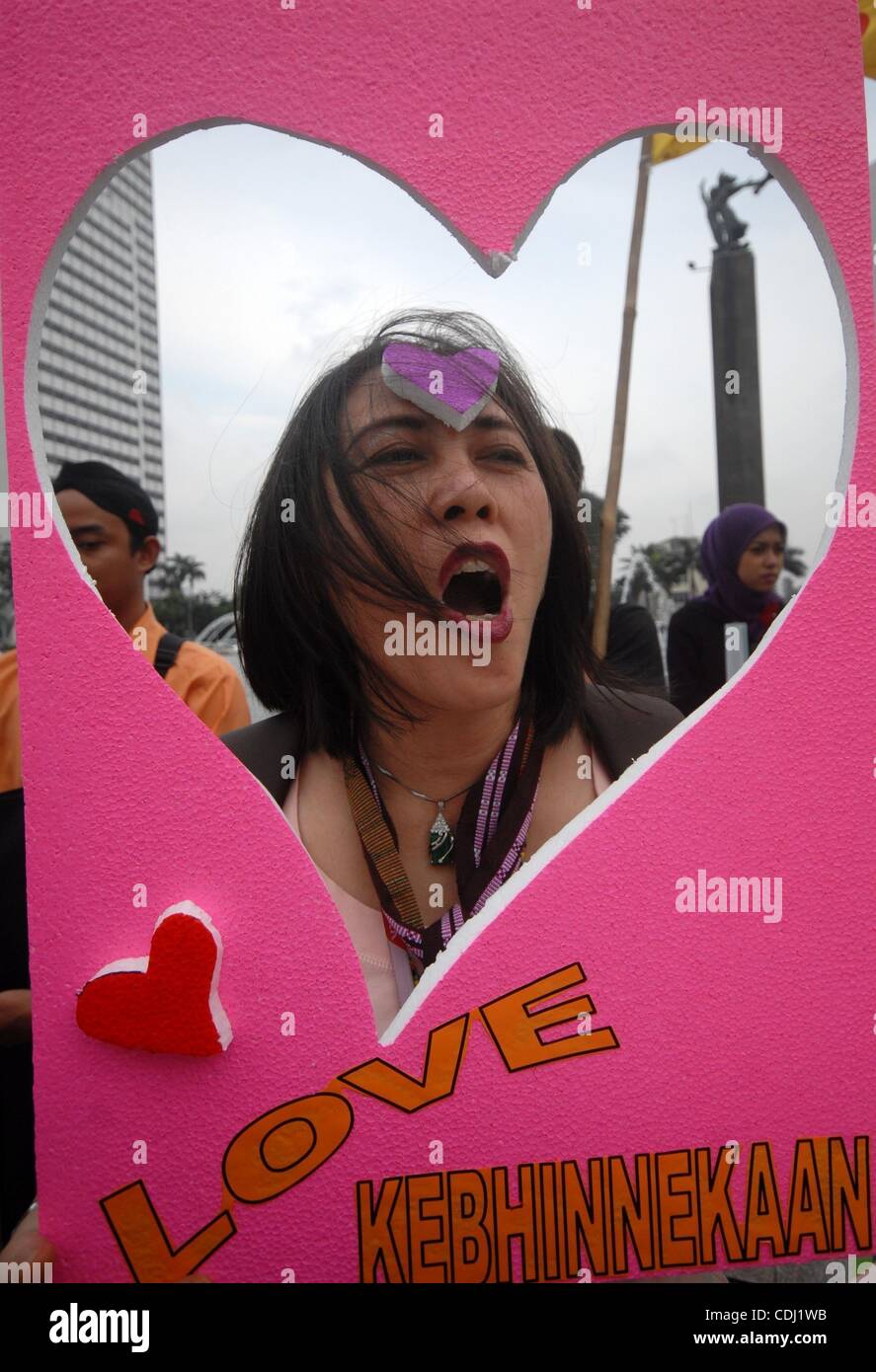 Feb 14, 2011 - Jakarta, Indonesia - la coalizione per le donne amare la pace attivisti durante un raduno di pace il giorno di San Valentino. In Indonesia le donne amate la pace attivisti della coalizione di condannare con fermezza gli atti di violenza compiuti nel nome della religione. I dimostranti esigono il Yudhoyono di governo di prendere responsa Foto Stock