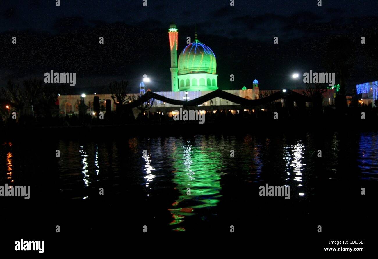 Feb 15, 2011 - Srinagar Kashmir, India - Il santuario di illuminazione di Dargah Hazratbal essendo decorate in Srinagar, capitale estiva del Kashmir indiano. Le persone hanno affollato a migliaia di moschee e luoghi religiosi, che sono state appositamente decorate in Kashmir per offrire preghiere alla vigilia della nascita anniversa Foto Stock