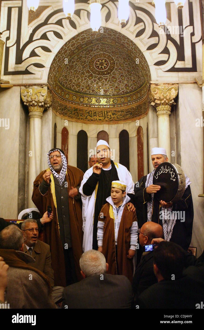 Palestinesi prendere parte in moschea Ibrahimi come essi marzo in una processione per contrassegnare la nascita anniversario dell Islam il profeta Maometto, in Cisgiordania città di Hebron Martedì, Febbraio 16, 2011. Musulmani festeggia Profeta Maometto il compleanno in tutto il mondo ogni anno il dodicesimo Rabi-ul-Awal mese sul Foto Stock