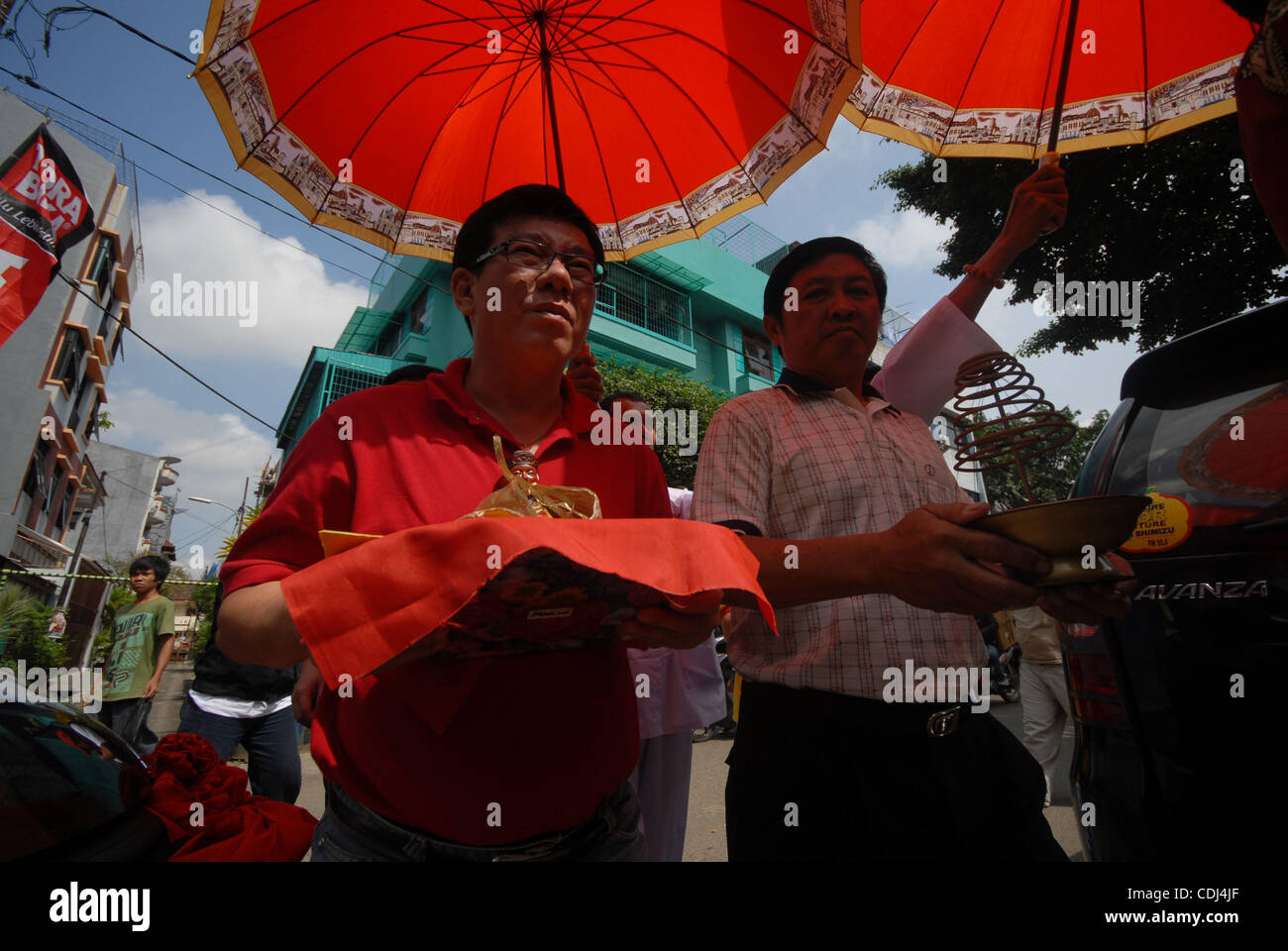 Indonesia Chinese preparare celebrare il Chap Vai Meh cerimonia presso lo Cia Bio tempio di Jakarta, Indonesia. Febbraio 16.2011. Indonesia Etnico Cinese preparare celebrare il Chap Vai Meh per contrassegnare il giorno finale dell'anno lunare periodo come le comunità cinesi.La cerimonia si è svolta per chiedere la benedizione e la prote Foto Stock