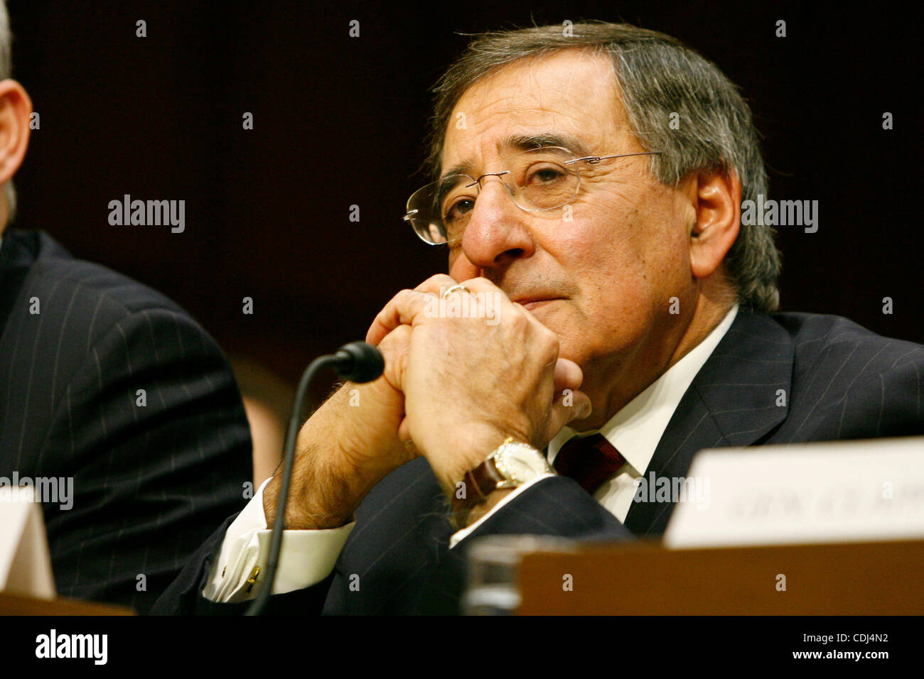 Febbraio 16, 2011 - Washington D.C, U.S. - Il Direttore della CIA Leon Panetta testimonia davanti al Senato Intelligence audizione del Comitato sulla ''minaccia in tutto il mondo. (Credito Immagine: © James Berglie/ZUMAPRESS.com) Foto Stock
