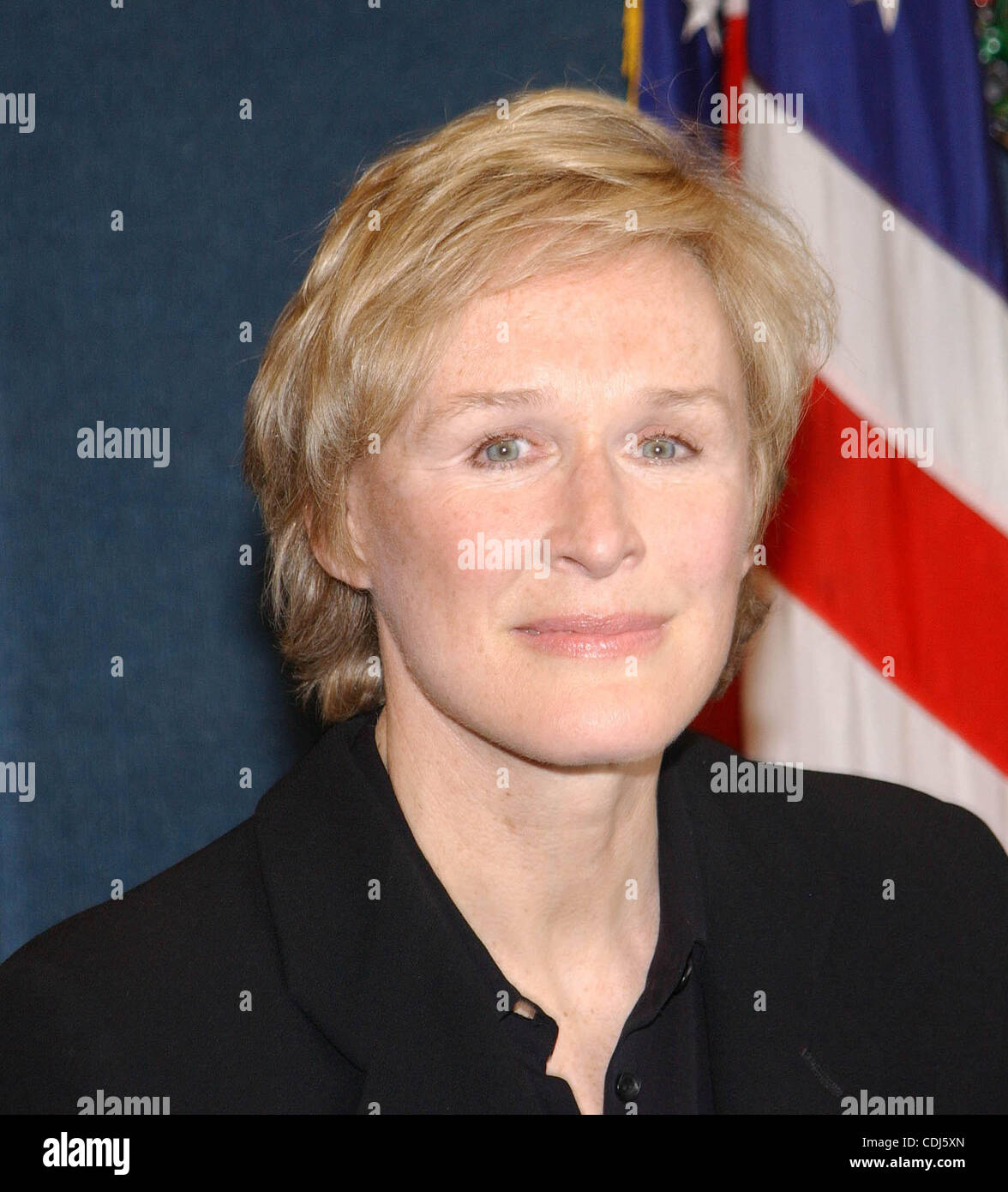 Febbraio 17, 2011 - Washington, Distretto di Columbia, Stati Uniti - 3/13/03 Il National Press Club - Washington DC..L'attrice Glenn Close parla a nome della salute globale al Consiglio circa la prevenzione ed il trattamento dell'AIDS. Chiudere parteciperà al Washington lo screening del film documentario '' UNA STRETTA Foto Stock