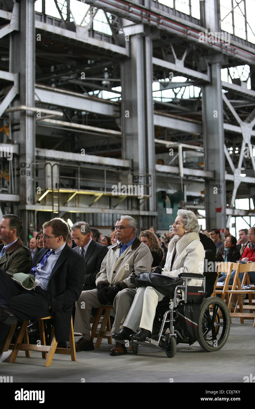 Feb 18, 2011 - Vallejo, California, Stati Uniti - I residenti locali e pubblici funzionari, (in sedia a rotelle, Vallejo città membro del Consiglio Joanne Schivley) raccogliere nel rinnovato Mare Island Naval Shipyard Periscope Shop per i reopenig celebrazione dell'isola Mre bacino di carenaggio facility. Attraverso i fondi Foto Stock