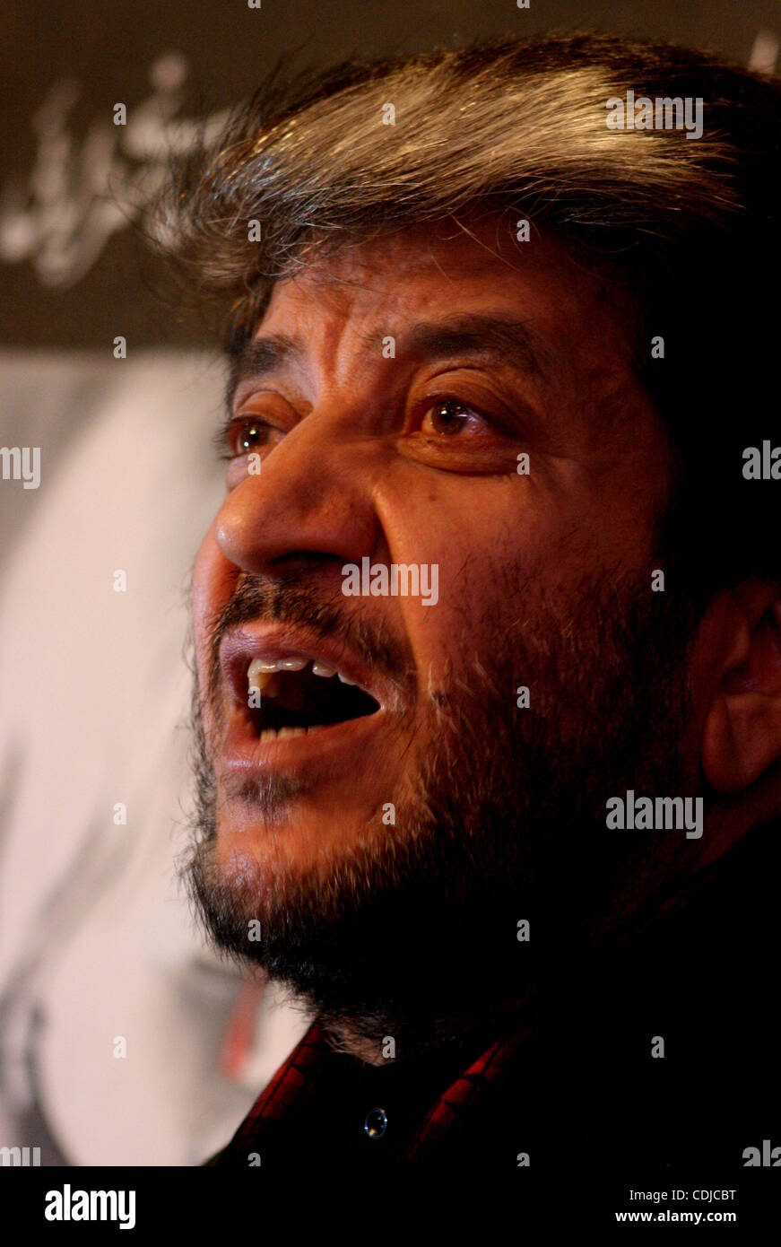 Shabir Ahmad Shah, un senior leader indipendentista e presidente del Jammu Kashmir Freedom Party, parla di fronte a un dipinto nel corso di una conferenza stampa a Srinagar, la capitale estiva del Kashmir indiano il 23 febbraio 2011. Foto/Altaf Zargar/Zuma premere Foto Stock