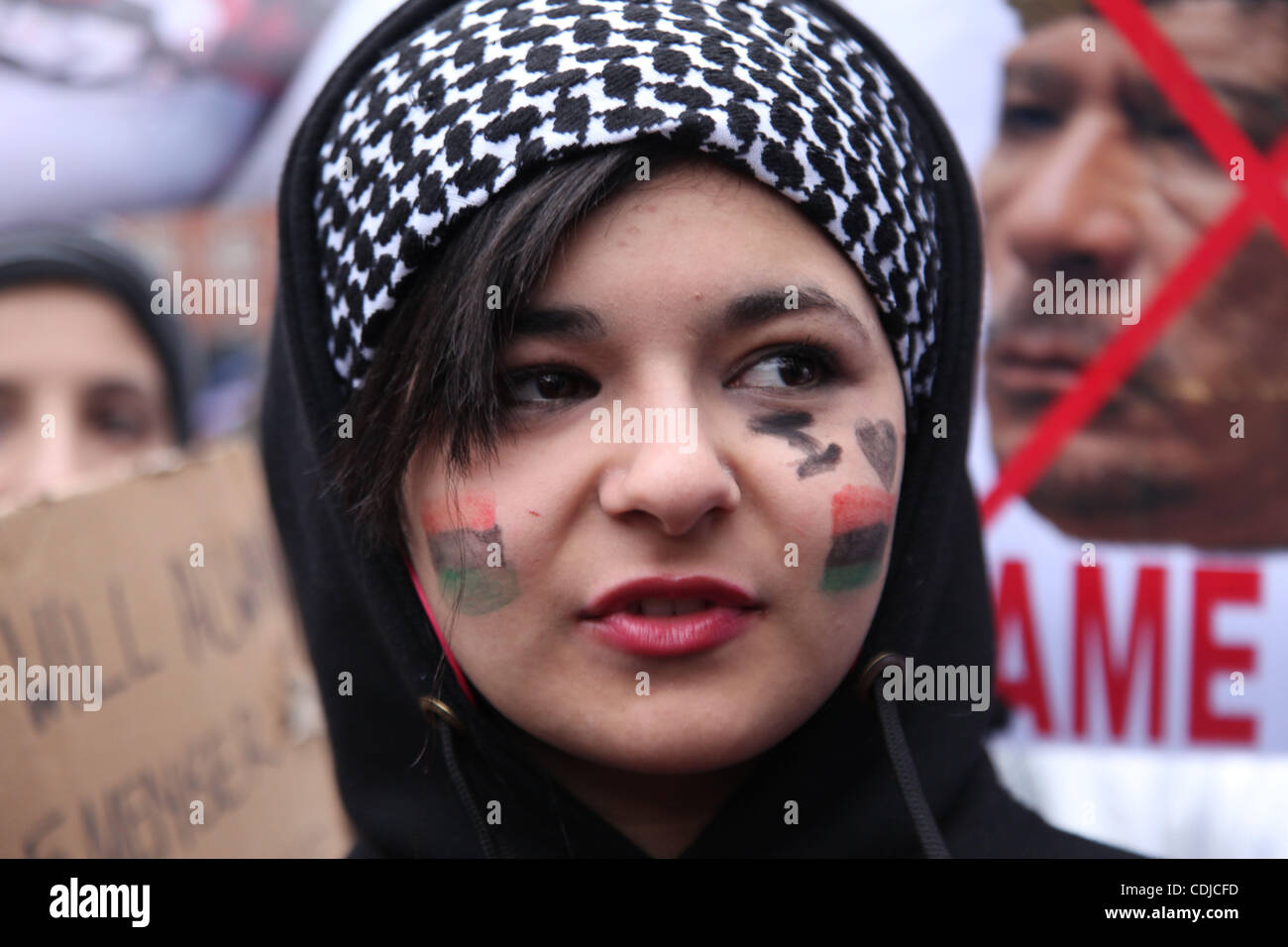 Feb 23, 2011 - Londra, Inghilterra, Regno Unito - Pro Libia democrazia e Anti Gheddafi manifestanti dalle centinaia di dimostrare al di fuori dell ambasciata americana a chiamata per il governo americano per esercitare pressione su Gheddafi per fermare il massacro uccisione dei contestatori libico. (Credito Immagine: © Medyan Dairieh/ Foto Stock