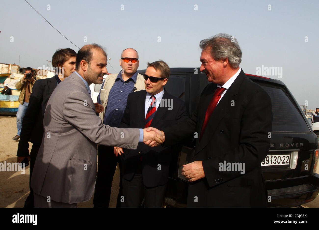 Ministro degli Affari esteri lussemburghese Jean Asselborn durante l arrivo a Gaza porto dei pescatori di Gaza City, Venerdì, 25 febbraio, 2011. Asselborn è in visita ufficiale a Gaza. Foto di Ashraf Amra Foto Stock