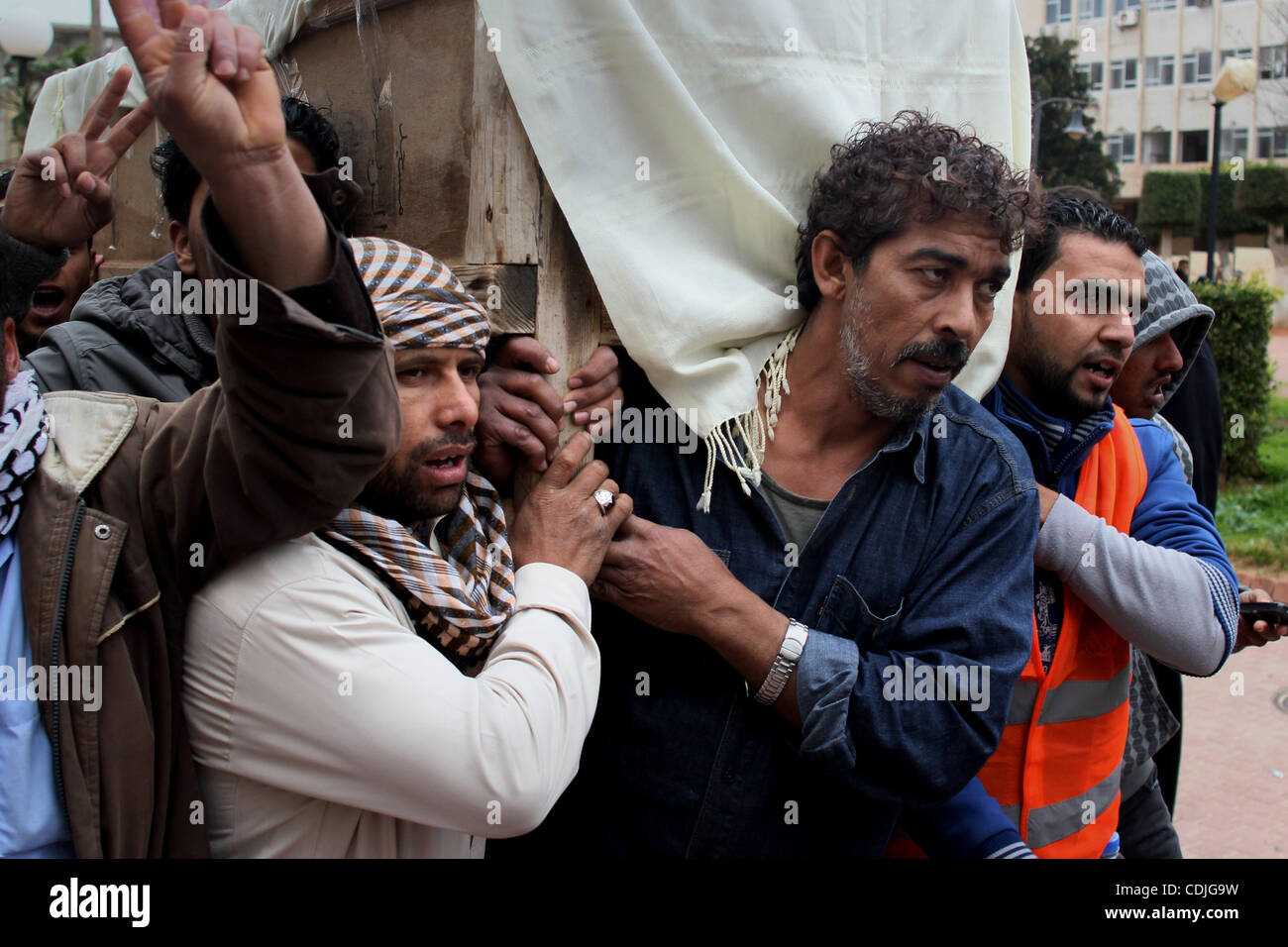 Febbraio 25, 2011 - Dopo la preghiera di un piccolo gruppo di persone in lutto ruppe con una bara e cominciarono a camminare per il cimitero. La preghiera e la protesta riempito la piazza e over-corse sulle strade laterali. La maggior parte delle persone hanno lasciato la protesta presto quando pioggia e grandine di luce versata verso il basso. ..David / Degner ZUMA Foto Stock