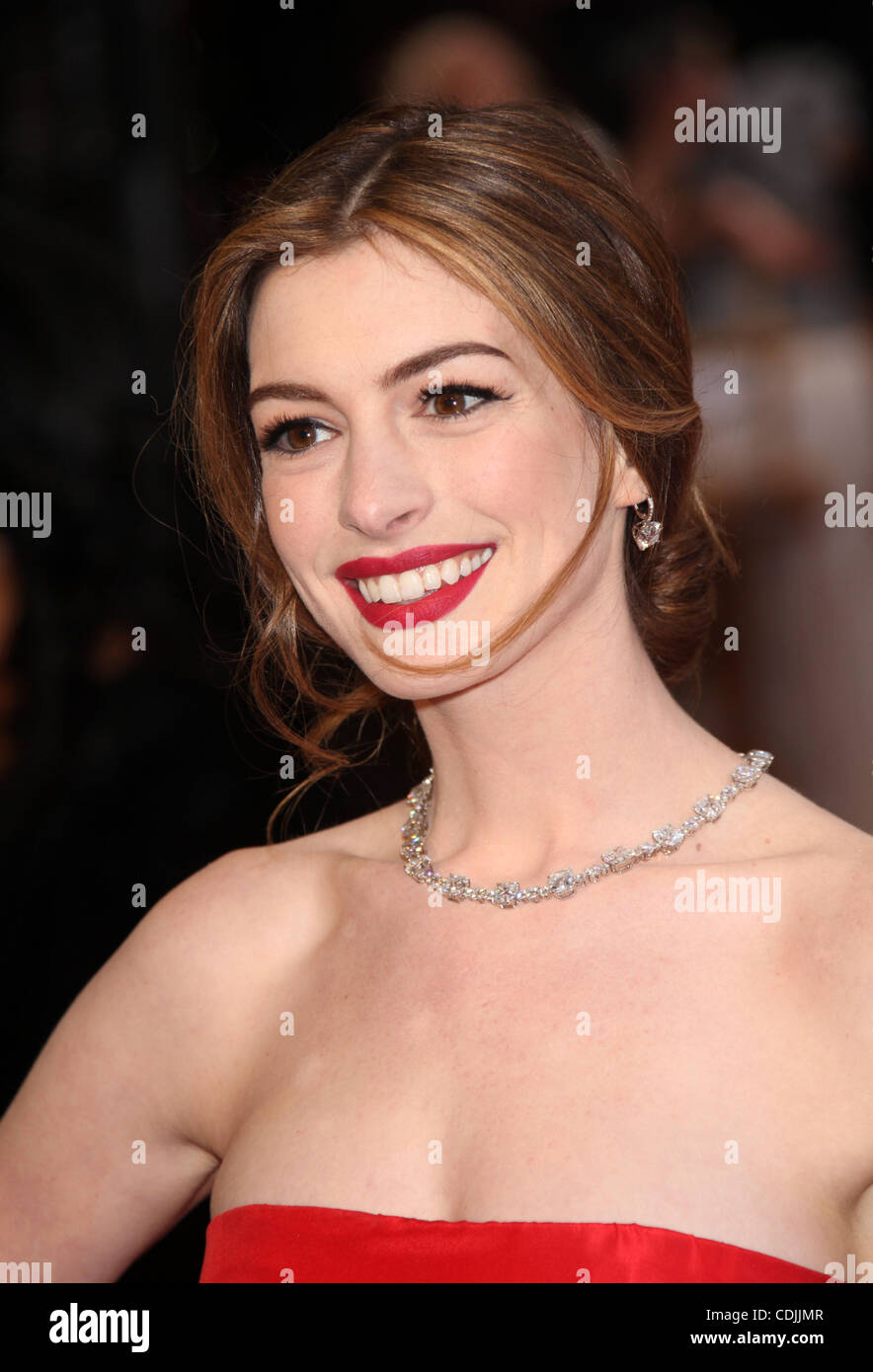 27 febbraio 2011 - Hollywood, California, Stati Uniti - Attrice Anne Hathaway in un rosso Valentino abiti sul Oscar annuali ottantatreesimo Academy Awards Oscar tappeto rosso. (Credito Immagine: © Lisa O'Connor/ZUMAPRESS.com) Foto Stock