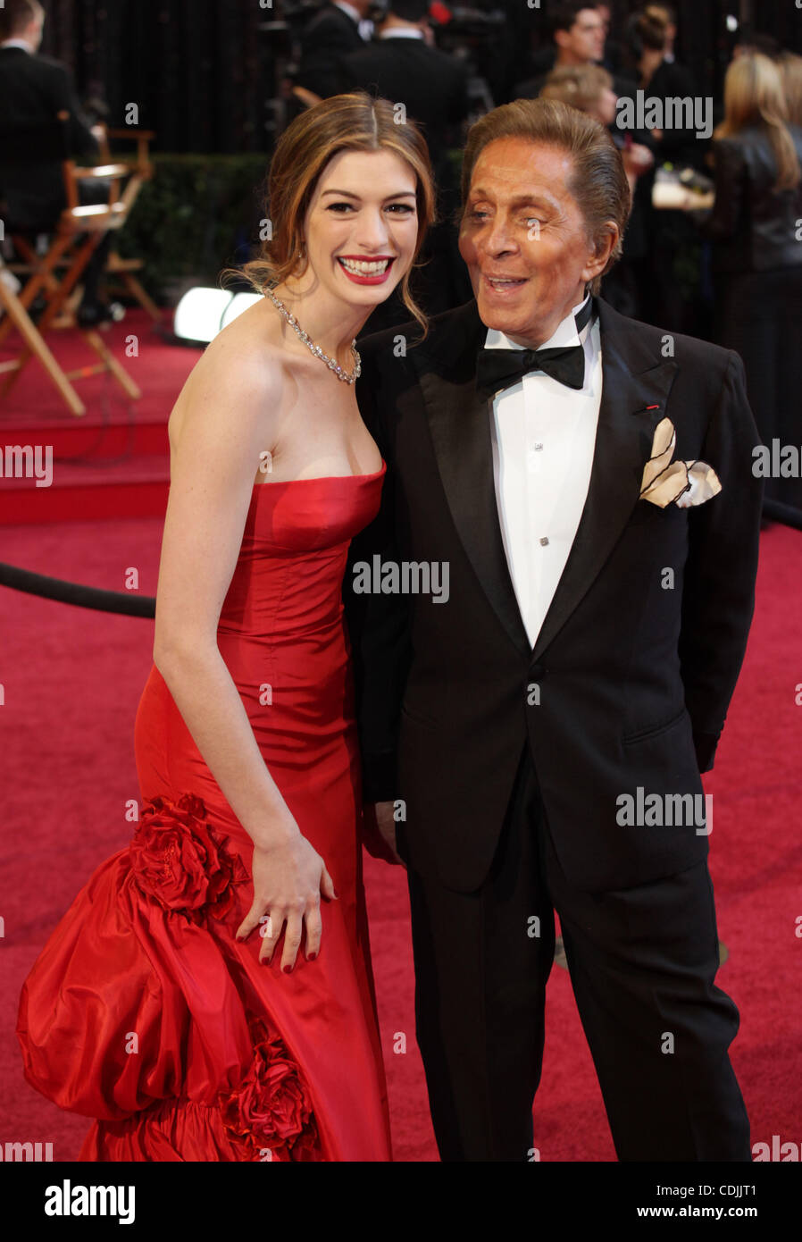 27 febbraio 2011 - Hollywood, California, Stati Uniti - Attrice Anne Hathaway in un rosso Valentino abito e stilista Valentino su Oscar annuali ottantatreesimo Academy Awards Oscar tappeto rosso. (Credito Immagine: © Lisa O'Connor/ZUMAPRESS.com) Foto Stock