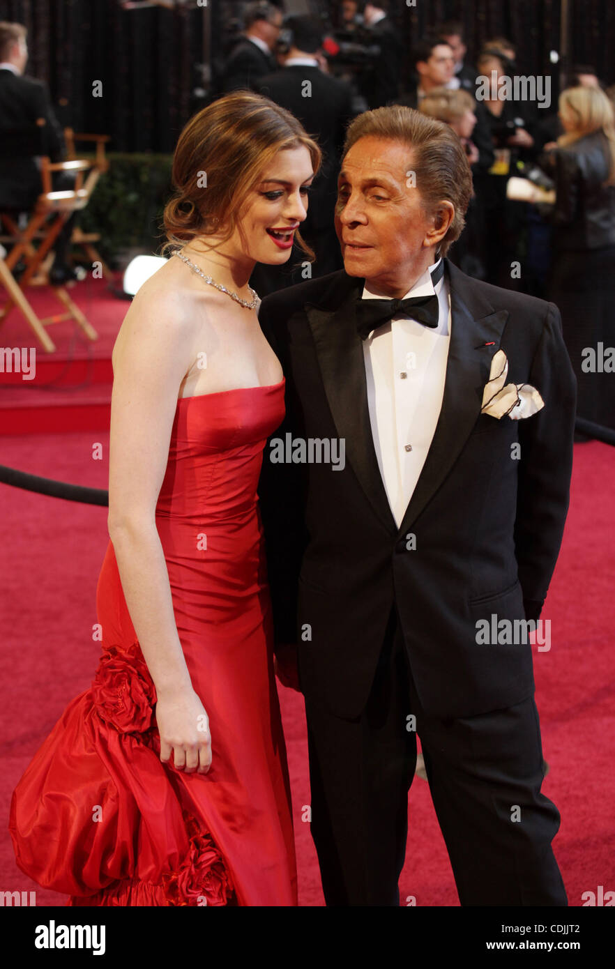 27 febbraio 2011 - Hollywood, California, Stati Uniti - Attrice Anne Hathaway in un rosso Valentino abito e stilista Valentino su Oscar annuali ottantatreesimo Academy Awards Oscar tappeto rosso. (Credito Immagine: © Lisa O'Connor/ZUMAPRESS.com) Foto Stock