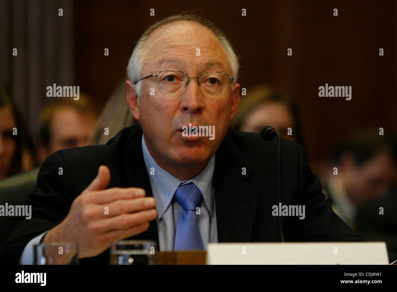 Mar 2, 2011 - Washington D.C, U.S. - Il Segretario degli Interni KEN SALAZAR testimonia davanti al Senato di energia e di risorse naturali Comitato audizione sul reparto interno di bilancio per il FY2012. (Credito Immagine: © James Berglie/ZUMAPRESS.com) Foto Stock