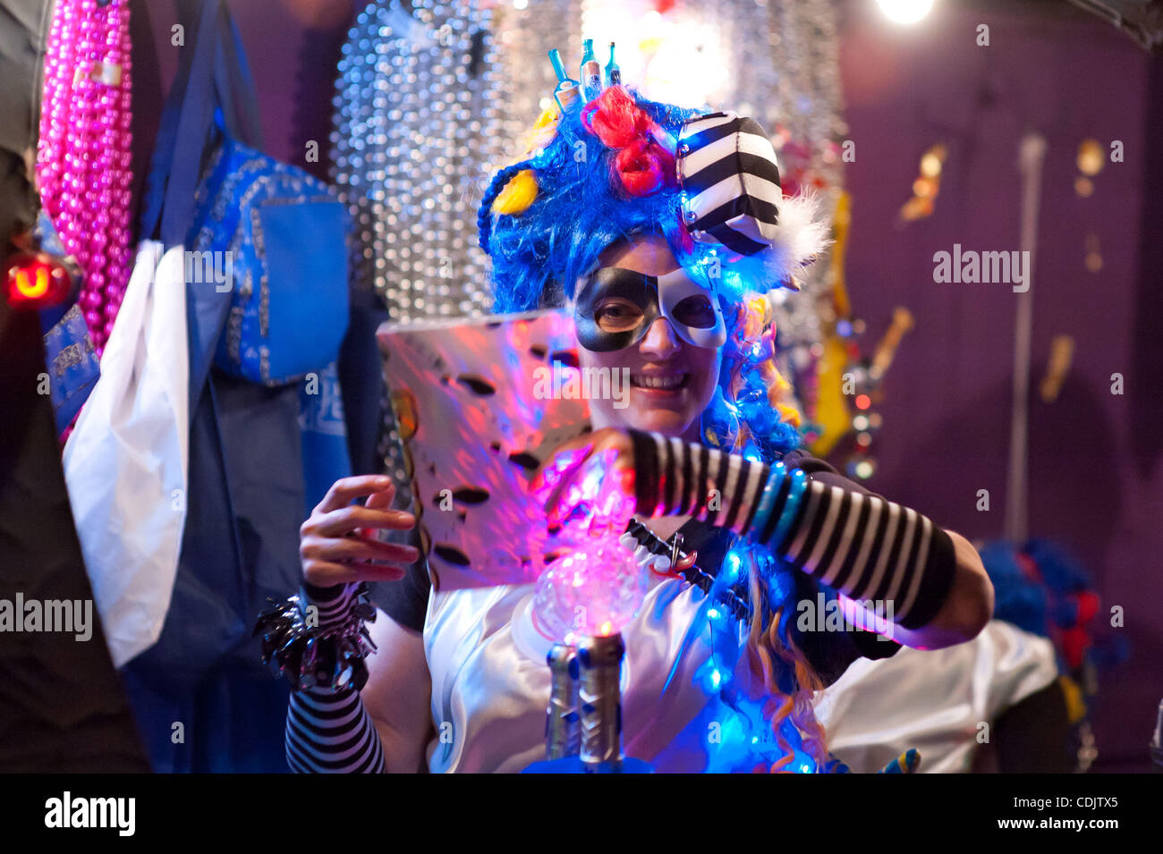 Krewe di Muse Parade rotoli in uptown New Orleans il 3 marzo 2011. Muse è un tutti krewe femmina e l'ambita lanciare è un glitter coperto tacco alto scarpa. Foto Stock