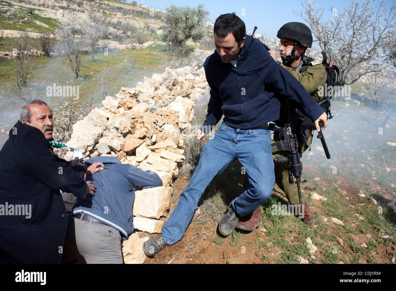 Mar 5, 2011 - Hebron, West Bank, Territori palestinesi - soldati israeliani lanciare una granata stun incendi e gas lacrimogeni verso i palestinesi, israeliane e internazionali di manifestanti durante una dimostrazione contro la demolizione del terreno agricolo per essere utilizzato nella costruzione di nuovi insediamenti ebraici nei pressi di esistere Foto Stock