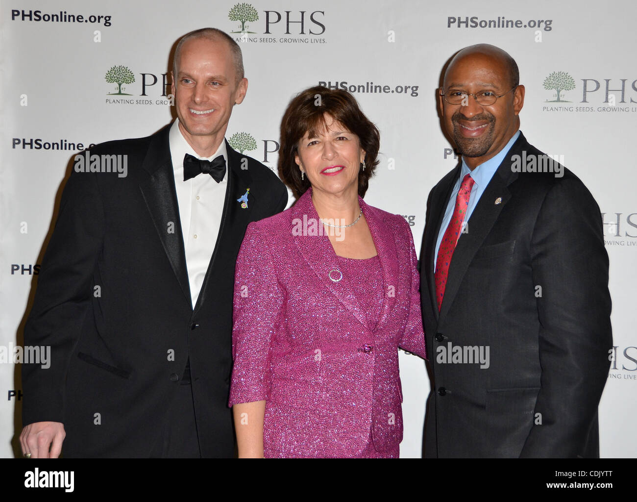 Mar 5, 2011 - Philadelphia, Pennsylvania, Stati Uniti - Presidente PHS, DREW BECHER, anteprima parte sedia, LINDA GALANTE, e il Sindaco di Philadelphia, Michael pazzo, a Philadelphia Flower Show gala VIP presso il Pennsylvania Convention Center di Philadelphia. (Credito Immagine: &#169; Ricky Fitchett/ZUMAPRESS Foto Stock