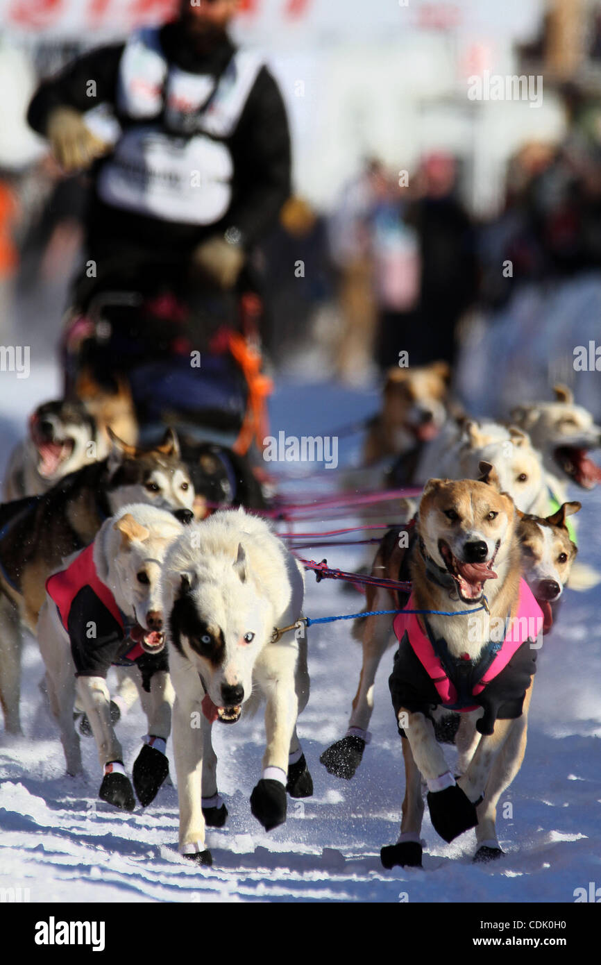 Mar 6, 2011 - Willow, Alaska, Stati Uniti - TOM THURSTON di squadre di cani da slitta tira lui dalla linea di partenza di inizio ufficiale del sentiero Iditarod Sled Dog Race in Willow per l inizio del 1.150 miglia race per nome. (Credito Immagine: © Al Grillo/ZUMAPRESS.com) Foto Stock