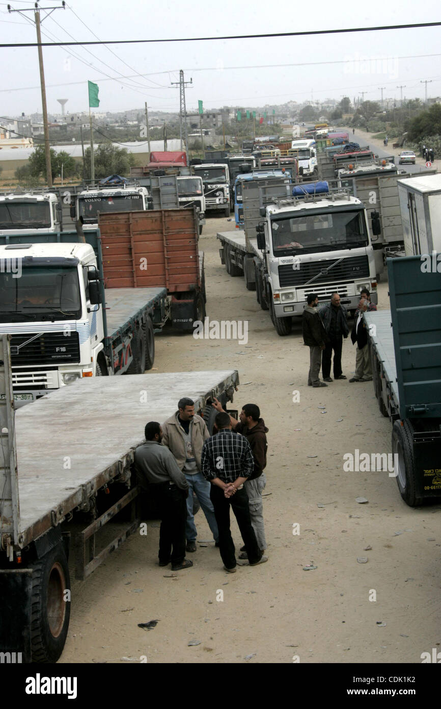 Palestinesi fermare con i loro autocarri vicino all'incrocio della traversata israeliano Kerem Shalom durante una manifestazione di protesta contro la decisione di Israele di chiudere il Karni crossing, nel sud della striscia di Gaza il 07 marzo 2011. I proprietari delle imprese di trasporto in scena uno sciopero per il lavoro di oggi a Kerem Shalom cr Foto Stock