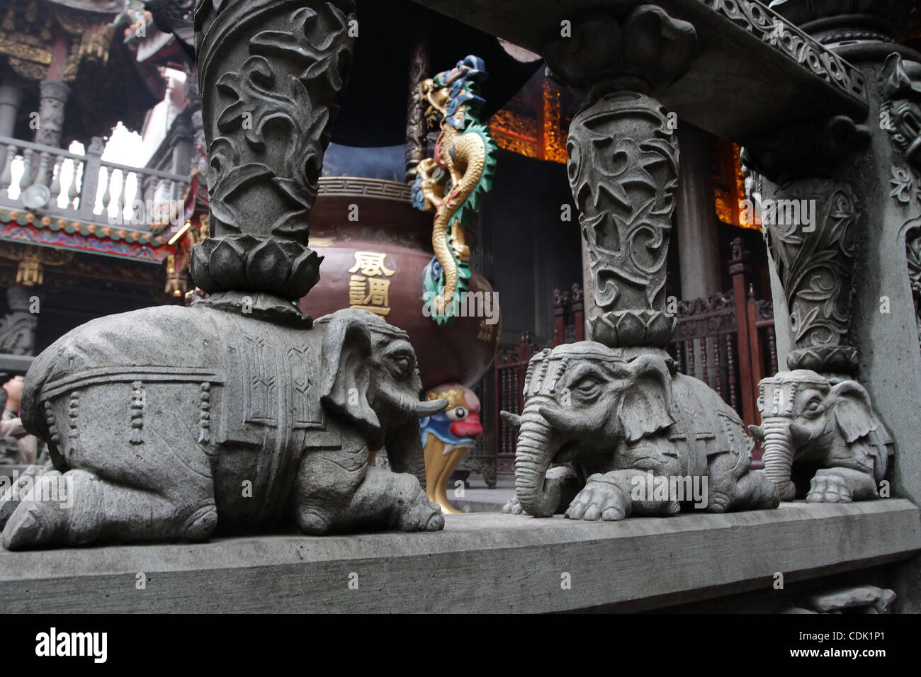 7 marzo 2011 - Sanshia, Taiwan - La moltitudine di pietra scolpita Tempio Zushi è considerato uno di Taiwan l'templi più belli. Artista Meishu li portano alla ricostruzione del tempio nel 1947 a seguito dei danni durante la Seconda Guerra Mondiale. (Credito Immagine: © Marcus Donner/ZUMAPRESS.com) Foto Stock