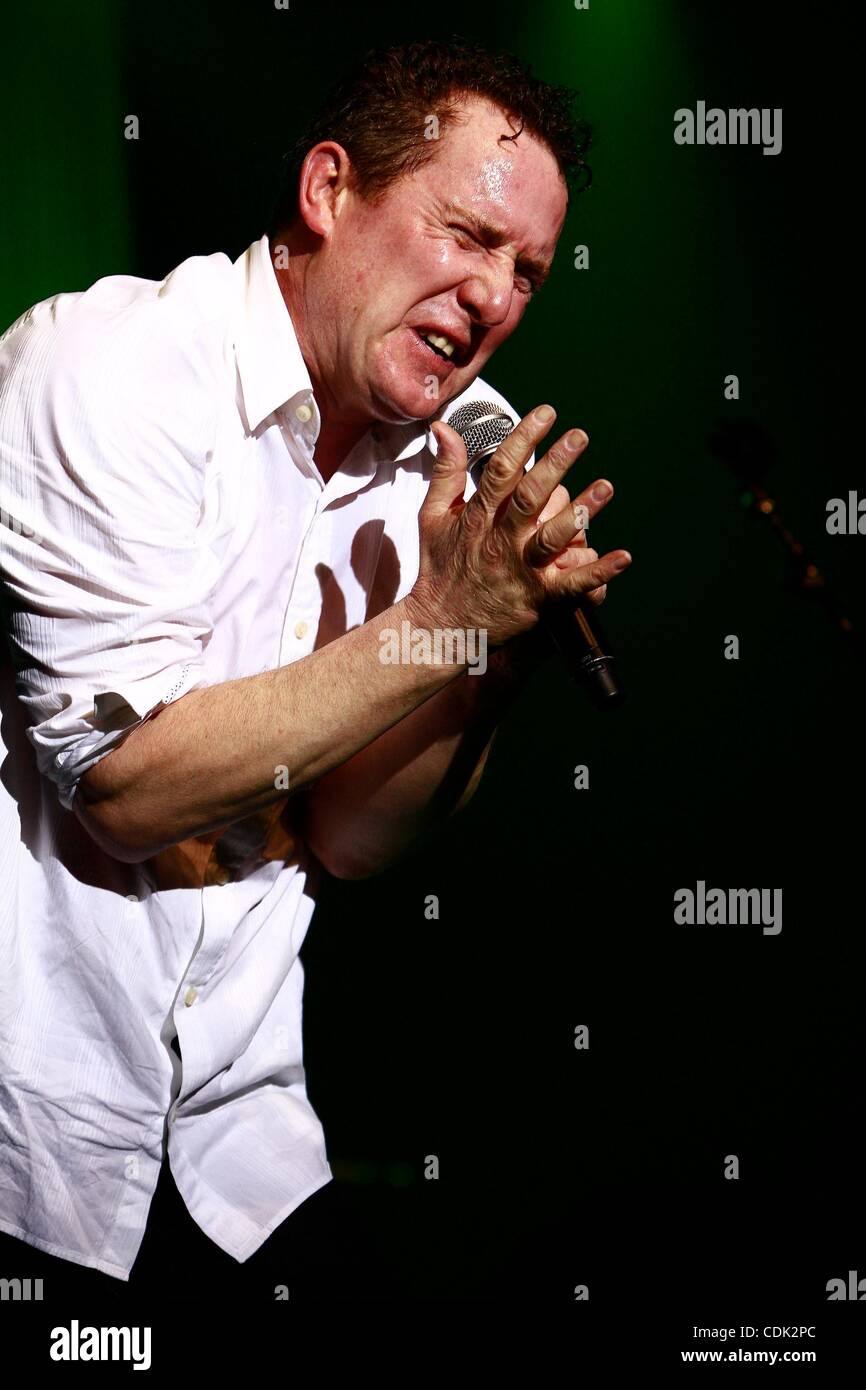 Mar 08, 2011 - New York New York, Stati Uniti - OMD, O.M.D.. Manovre orchestrale nel buio di eseguire in corrispondenza del terminale 5. ANDY MCCLUSKEY, lead vocals, compie durante lo spettacolo. (Credito Immagine: © Rahav Segev/ZUMAPRESS.com) Foto Stock