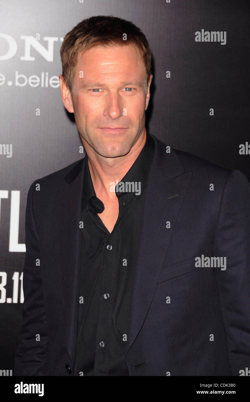 Mar 8, 2011 - Los Angeles, California, Stati Uniti - Aaron Eckhart frequentando il Los Angeles Premiere di ''Battaglia: Los Angeles'" tenutasi presso il Regency Village Theatre di Westwood, la California il 3/8/11. 2011.K67767lungo.(Immagine di credito: © D. lunga/Globe foto/ZUMAPRESS.com) Foto Stock