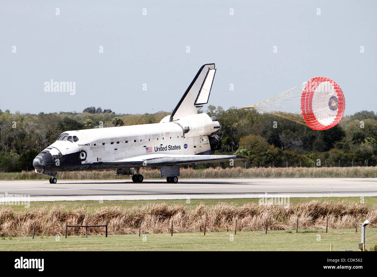 Mar 9, 2011 - Cape Canaveral, in Florida, Stati Uniti - La navetta spaziale Discovery STS-133 terre al Kennedy Space Center per il tempo finale dopo il completamento di un 13 giorno missione alla stazione spaziale internazionale. (Credito Immagine: © Don Montague/Southcreek globale/ZUMAPRESS.com) Foto Stock